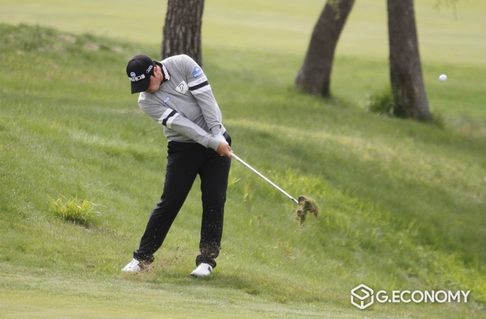황중곤이 30일 ‘KOREA CHAMPIONSHIP PRESENTED BY GENESIS’ FR 9번 홀 러프에서 아이언 샷을 하고 있다. 