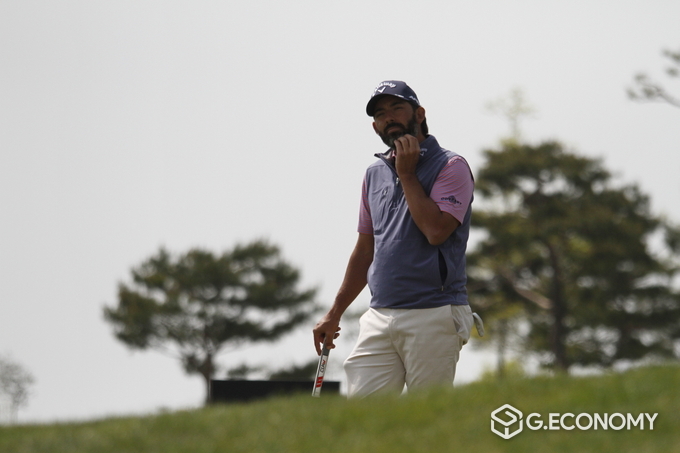 파블로 라라자발이 30일 ‘KOREA CHAMPIONSHIP PRESENTED BY GENESIS’ FR 9번 홀 그린 밖에서 같은 조 선수들의 경기를 지켜보고 있다.