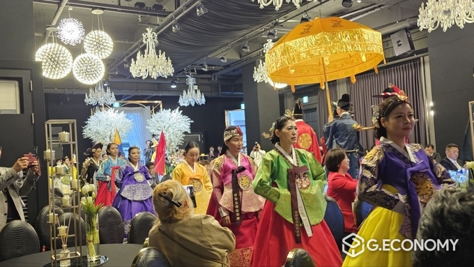 한복 퍼레이드 모습