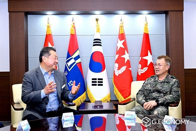 (좌측부터) 김경일 파주시장, 강호필 1군단장