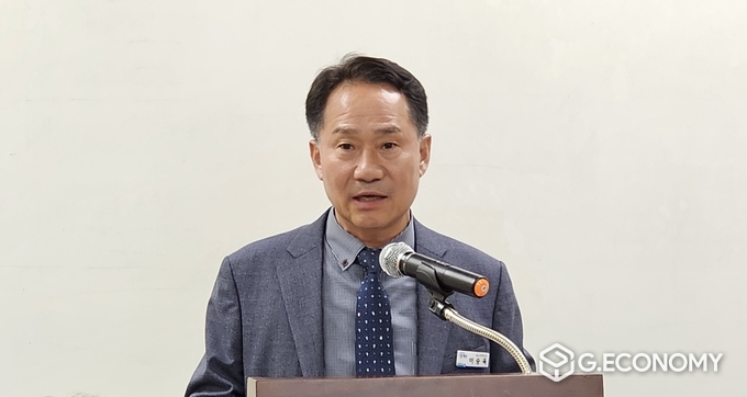 파주시청 복지관 브리핑룸에서 기자브리핑 중인 이승욱 파주시 복지정책국장 ⓒ이창희 기자