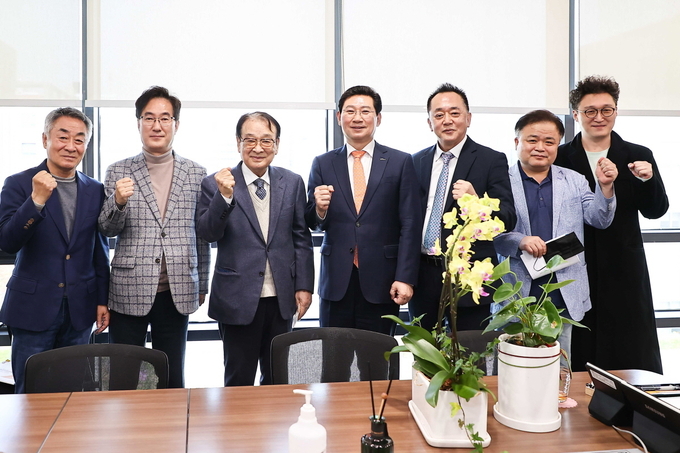제 42회 대한민국 연극제 위해 뜻을 모은 이상일 용인특례시장(가운데)과 이순재 배우(왼쪽에서 세번째)_용인시청 제공