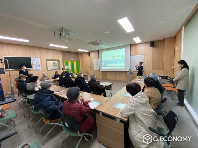 용인특례시가 미세먼지 집중관리구역 내 미세먼지 취약계층을 대상으로 교육을 실시하고 있다_용인시청 제공