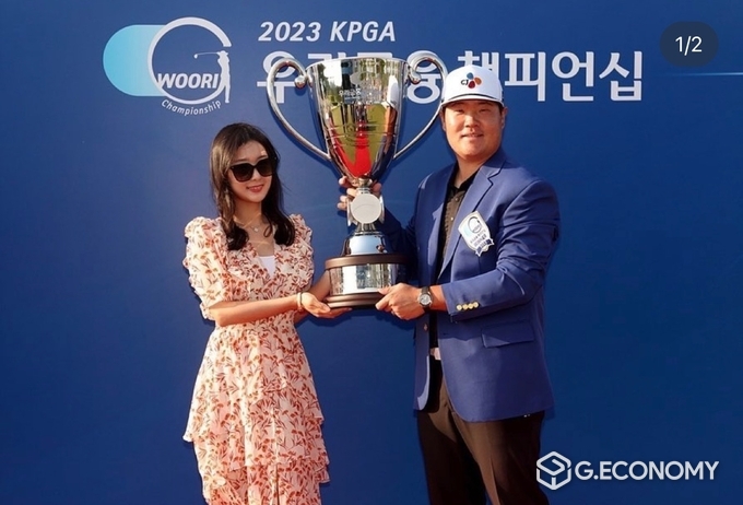 임성재가 14일 '우리금융 챔피언십' 대회 최종일 우승을 차지하며 아내와 함께 우승컵을 들어올리며 기념촬영을 하고 았다. (임성재 인스타 캡쳐)