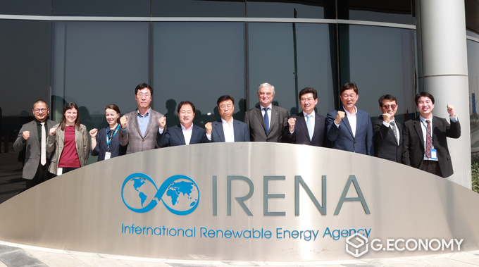 전국대도시시장협의회는 19일(현지시간) IRENA에서 기념촬영을 하고 있다. 왼쪽부터 진레이 펑(프로그램 책임자), 셀라 그라시아-바노스(프로그램 책임자), 이멘 게르부지(프로그램 책임자), 정명근 화성시장, 주광덕 남양주시장, 신상진 성남시장, 서반 코만(사무총장실 프로그램 책임자), 이상일 용인특례시장, 이민근 안산시장, 이중엽(산업통상자원부 파견직원), 한국 인턴직원. 전국대도시시장협의회 제공