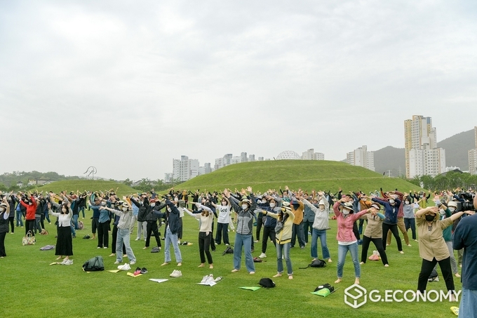 지난 22일 열린 시민 1억보 걷기 기부 캠페인에서 맨발걷기전 참가자들이 스트레칭을 하고 있다_순천시청 제공