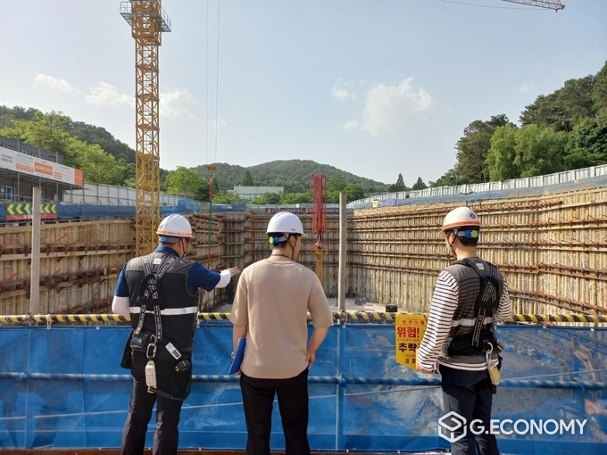 용인특례시장 집중호우에 앞서 대형 건설공사 현장 안전점검을 벌인다_용인시청 제공