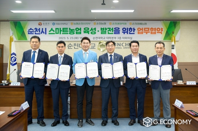 지난 23일 순천시가 스마트농업육성을 위해 업무협약을 체결했다. 왼쪽부터 채규선 순천원예농협조합장, 조상명 농협중앙회 순천시지부장, 노관규 순천시장, 이병운 순천대총장, 최남휴 순천농협조합장, 이성기 순천광양_순천시청 제공