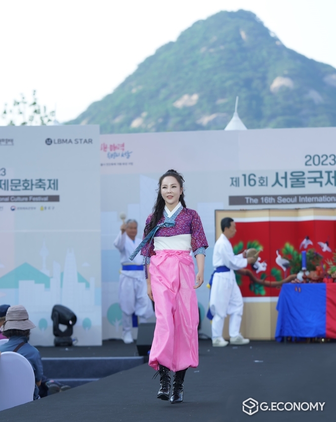 서울국제문화축제에서 모델 박은경이 런웨이를 걷고 있다.