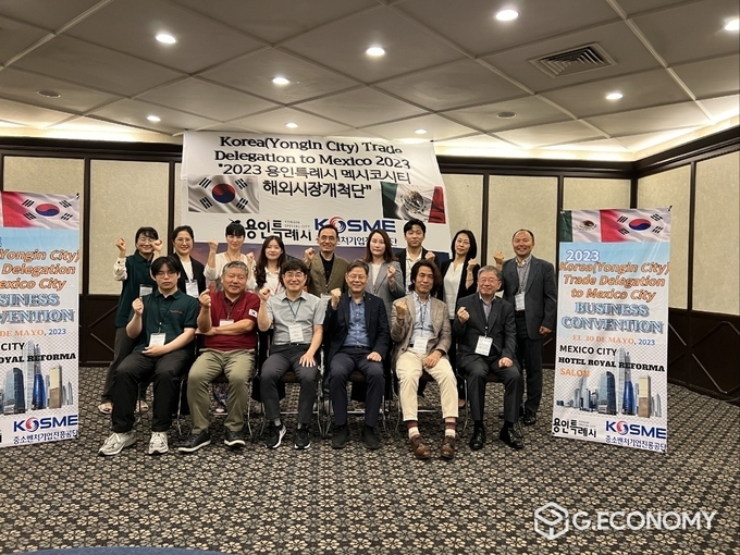 용인특례시 해외시장개척단 참가자들이 멕시코 수출상담회 진행 후 기념촬영을 하고 있다_용인시청 제공