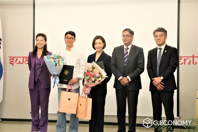 (왼쪽부터) ㈜나비조이 김근영 대표 행사후원위원·한국체육학회 국제위원회 위원장, 김태훈 팝 칼럼니스트, 배우 정애리, 아밋 쿠마르 주한인도대사, 윤우근 (사)대한요가회·세계요가의날 한국행사조직위원회 회장