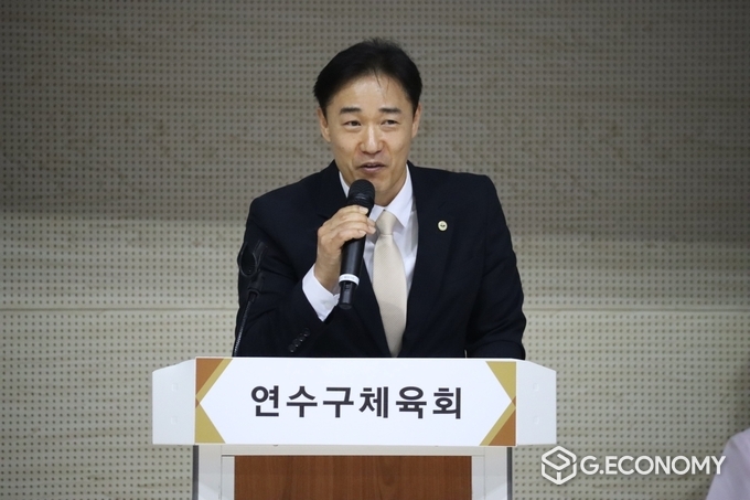 연수구휘타구협회 노영 회장이 제9회 연수구청장배 휘타구대회 개회식에서 인사말을 하고있다.