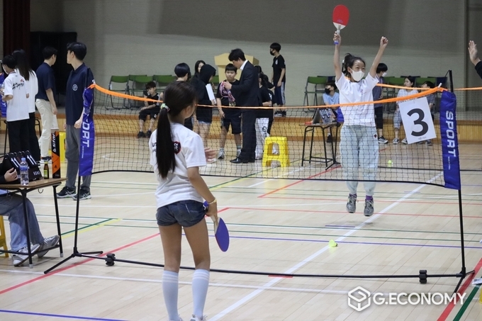 제9회 연수구청장배 휘타구대회에 참가한 초등부 선수가 휘타구 경기를 치르고 있다.
