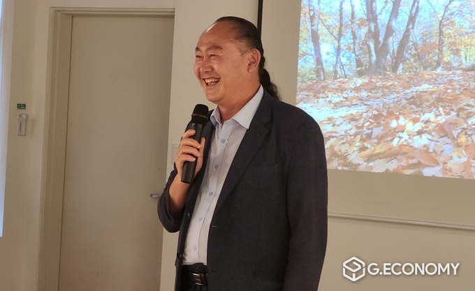 김금용(끌라르떼 사진예술원 대표) 작가 “수락산, 배경” 노원 상계예술마당 사진전에서 인사말을 하고 있다. /뉴스아이이에스