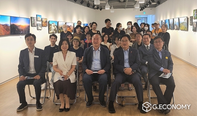 서울시의회 서준오 의원, 노원구의회 어정화 의원, 김금용(끌라르떼 사진예술원 대표) 작가, 우원식 국회의원, 김성환 국회의원 사진전 행사 /‘뉴스아이이에스
