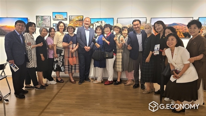 김금용 작가 “수락산, 배경” 수락산연구회(어정화 회장) 회원 및 귀빈들과 기념사진 /뉴스아이이에스
