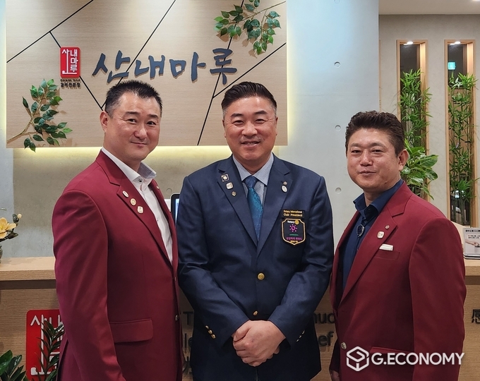 국제로타리 3690지구 고양로타리클럽 2022-23년도 종무주회 시작 전 의백 고석경 총무(상길메디케어 대표), 두현 김영원 회장(산내마루 대표), 영광 정용식 총무(두현테크 대표)가 기념촬영을 하고 있다. 