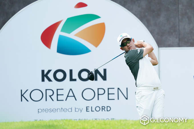 한승수가 23일 코오롱 제65회 한국오픈골프선수권대회 2라운드 10번 홀에서 티샷을 하고 있다. 