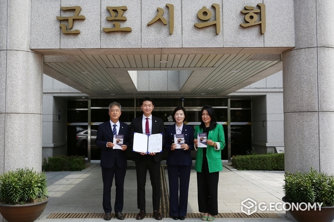 군포시 수소산업 활성화 연구모임의 참여 의원(좌부터 이길호 군포시의장, 박상현 의원, 신경원 의원, 이훈미 의원)