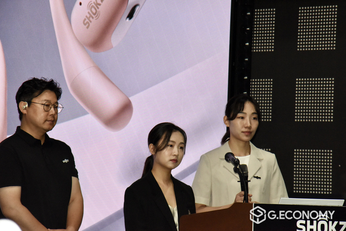 (왼쪽부터)이기우 팀장, 진 양 팀장, 프레야 창 매니저가 기자간담회에서 질의응답을 하고 있다