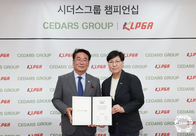 시더스그룹 이상은 회장(왼쪽)과 KLPGT 이영미 대표이사가 기념촬영을 하고 있다. KLPGT 제공