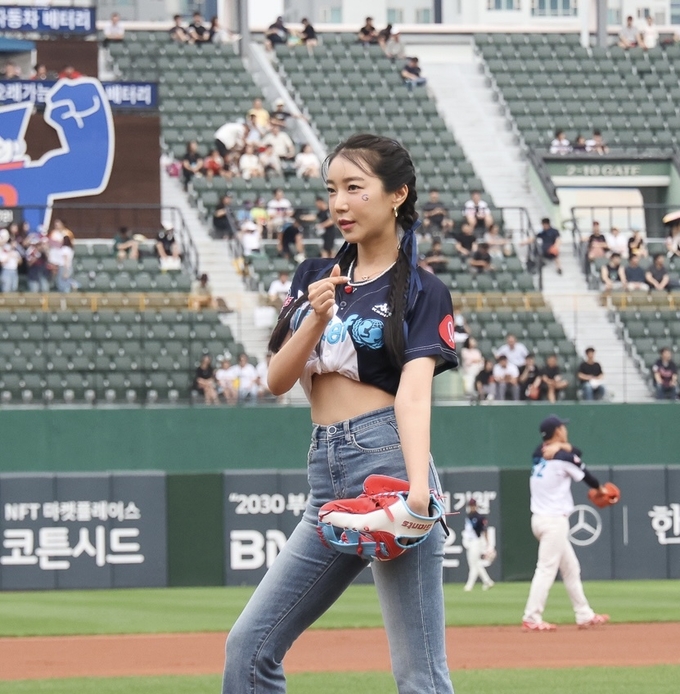 슈퍼모델 권은진이 마운드에 올라 하트 표시를 하고 있다. 사진 = 롯데자이언츠 제공