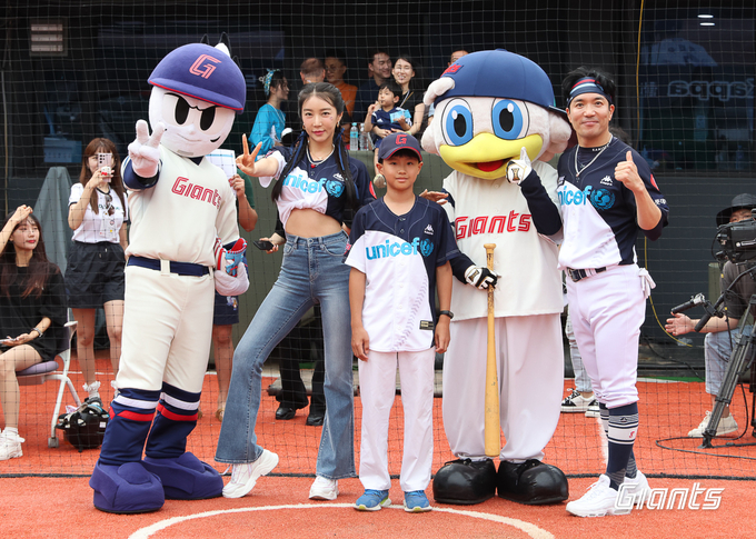 시구와 시타를 맡은 슈퍼모델 권은진과 김연우 어린이가 기념촬영을 하고 있다. 시진 = 롯데자이언츠 제공