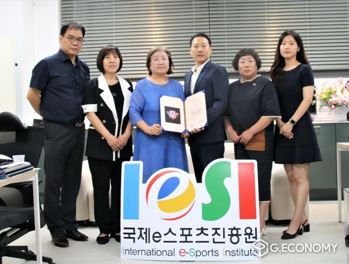 국제e스포츠진흥원, 김병화 회장, 홍경월 강남연합회장, 전옥이 이사장, 김홍주 부총재 박순옥 부이사장 김태훈 경기남부회장이 기념촬영하고 있다.