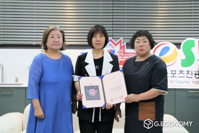 국제e스포츠진흥원, “2023년 하반기 임명식”에서 전옥이 이사장, 강남지역연합회 홍경월 회장, 박순옥 부이사장 /뉴스아이이에스