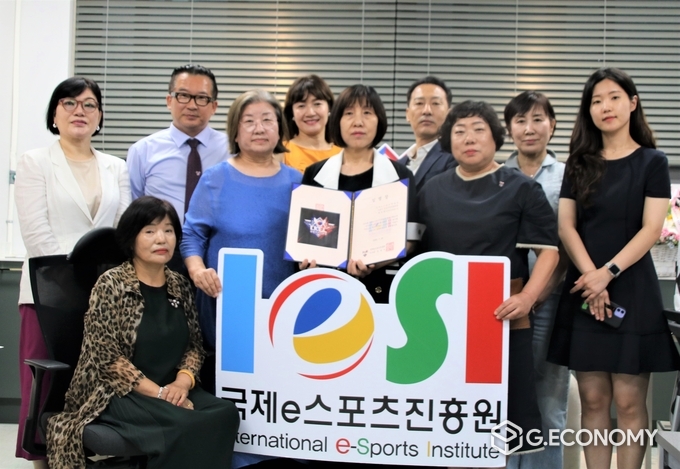 국제e스포츠진흥원, “2023년 하반기 지역조직 및 교육본부 임명식”에서 시계방향으로 LMK 김병화 회장, 강남지역연합회 홍경월 회장, 전옥이 이사장, 해외교육본부 김홍주 부총재, 진흥원 박순옥 부이사장, 경기남부연합회 이태훈 회장 등 관계자들이 기념촬영하고 있다 /뉴스아이이에스