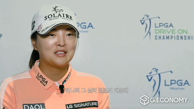 고진영은 '언니의 그 샷이 있었기 때문에 지금 저희가 편하게 골프를 칠 수 있게 됐다'고 말했다. 물론 지금도 해외 투어를 뛴다는 건 외롭고 서러울 때가 많다. 그러니 박세리의 당시 활약은 더욱 뭉클한 게 아닐까. 유튜브 캡처