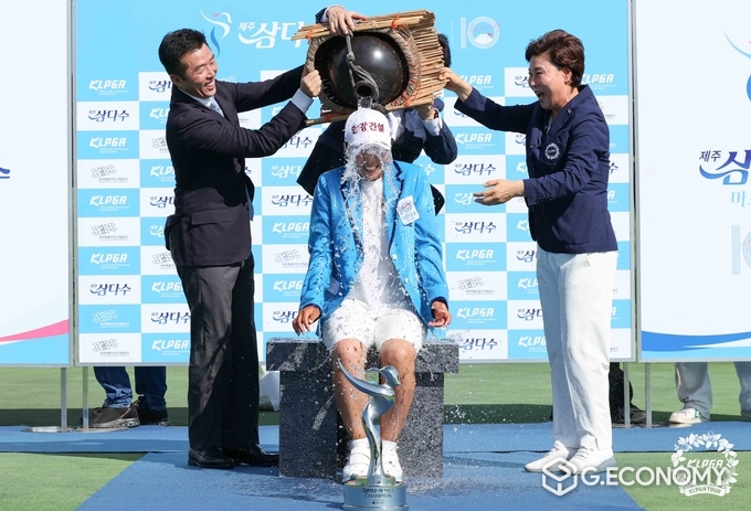 임진희rk 제10회 제주삼다수마스터스에서 우승축하 물허벅세리머니를 받고 있다.