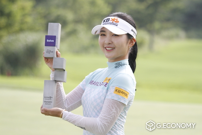 이예원이 13일 '두산건설 We've 챔피언십' 초대 챔피언으로 등극하며 우승트로피를 들고 기념 포즈를 취하고 있다.
