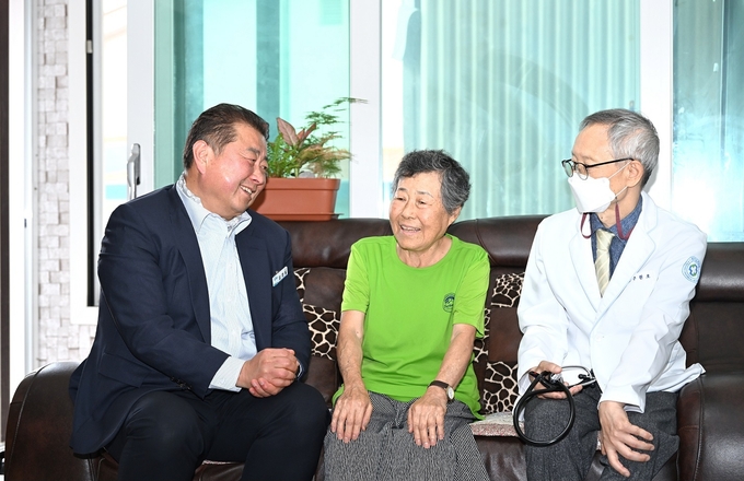 김경일 파주시장이 고엽제 피해 주민을 위문했다. (사진=파주시청)