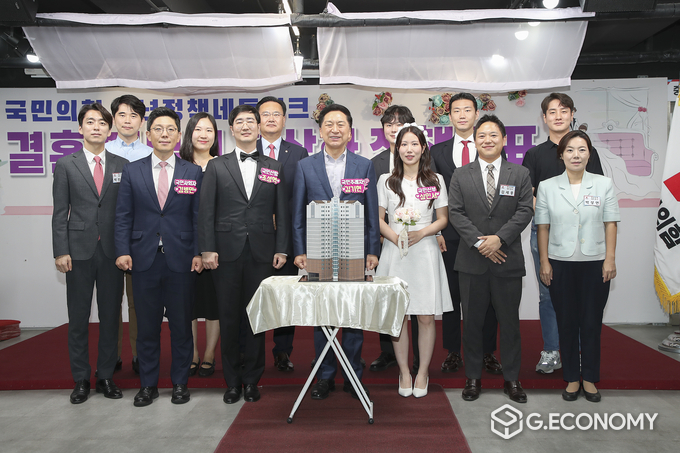 김기현 국민의힘 당 대표가 지난 11일 서울 여의도 국민의힘 당사에서 열린 ‘국민의힘 청년정책네트웍크 결혼 페널티 정상화 정책’ 발표에서 예시 신혼부부등 참석자와 기념 촬영을 하고 있다.