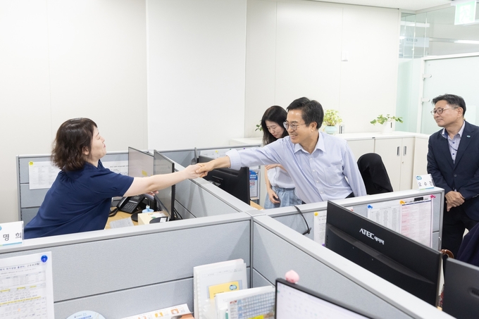 긴급복지 핫라인 직원과 소통하고 악수중인 김동연 경기지사 (사진=김동연 지사 페이스북)