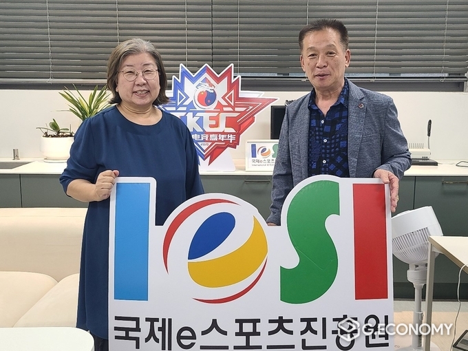 국제e스포츠진흥원 전옥이 이사장과 정연호 신임회장에게 임명장을 수여하고 기념사진, 뉴스아이이에스