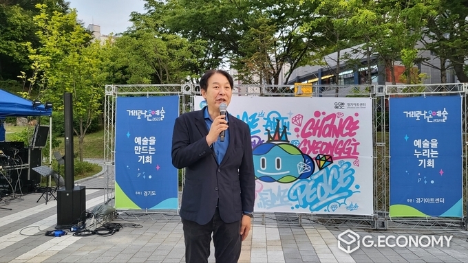 강웅철 의원이 지난 26일 거리로나온예술이 열리는 별다올근린공원을 찾아 시민들에게 인사하고 있다.(사진=김영식 기자)