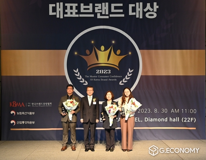 화성시가 30일 '2023 대한민국 소비자신뢰 대표브랜드 대상'서 아동친화도시 부문 대상을 수상하고 기념촬영을 하고 있다(화성시 제공)
