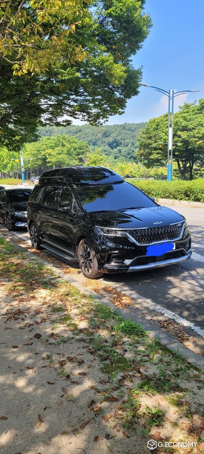 인천사회복지대회 열린 9일 주차가 금지된 곳까지 차를 몰고 들어와 눈총을 받았다. 사진=제보자