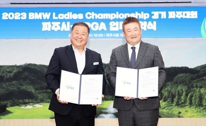 (좌측부터)김경일 파주시장과 션 변 LPGA 아시아 대표가 업무협약을 체결하고 기념촬영하고 있다. (사진=파주시청)