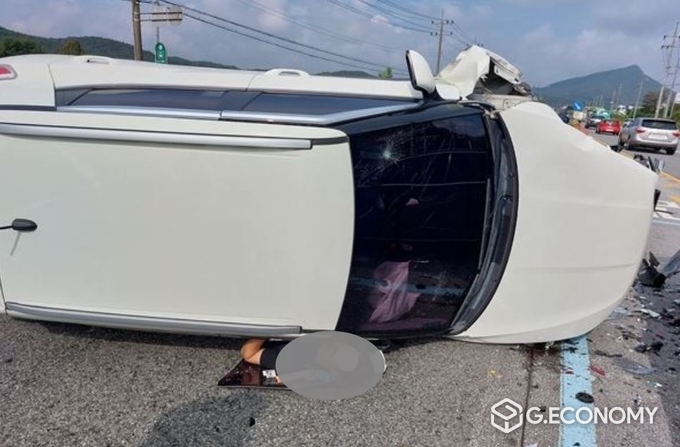 전복된 차량에 운전자가 깔려 의식을 잃고 누워있는 모습.(이천경찰서 제공) 