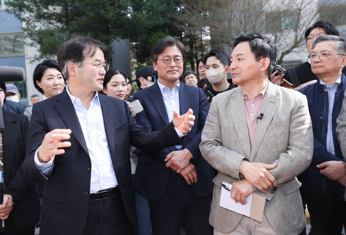 지난 3월 일산신도시 현장을 찾은 원희룡 장관과 대화를 나누고 있는 이동환 시장