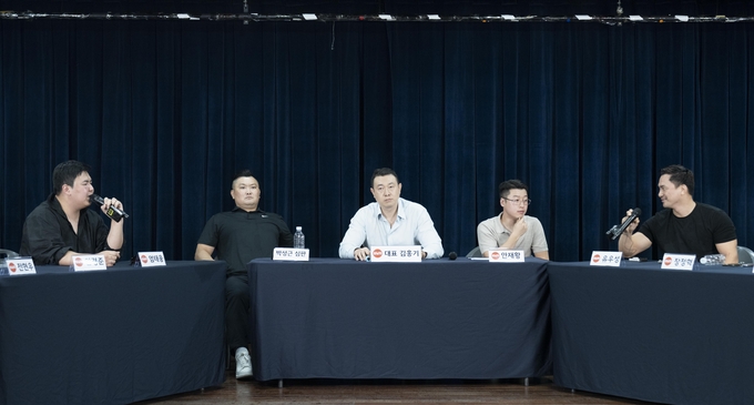 (좌측부터) 엄태웅 선수, 박성근 심판, 김홍기 대표, 안세황 이사, 유우성 선수 <br>
엄태웅 선수와 유우성 선수가 설전을 벌이고 있다 (사진=엠케이스페이스 송승수 포토그래퍼)