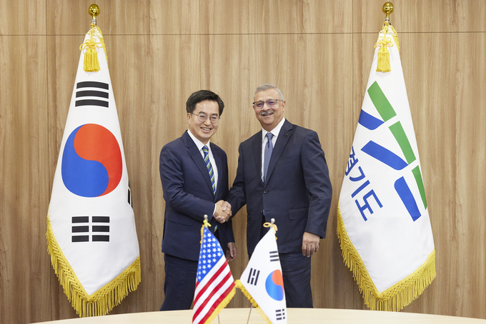 김동연 경기지사와 산지브 람바 린데그룹 CEO가 기념촬영을 하고있다.