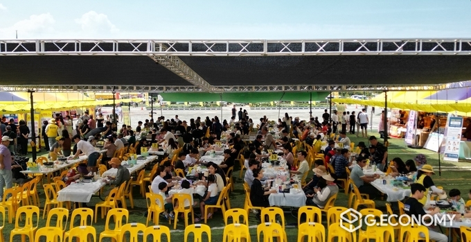 지난 8일 팔금도에서 개최된 섬 왕새우 축제 현장_신안군 제공