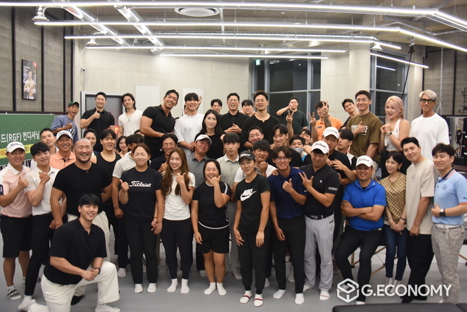 그렇게 비명을 질러댄 참가자들이었지만 "오늘 국대교정 체험하면서 가장 아파했던 순간의 표정을 지어달라"는 주문에도 환하게 웃었다. 반신반의로 참가했던 이들도, 컨디셔닝의 고통을 참으며 반신반의하던 이들도, 꾸준한 컨디셔닝의 가치를 알게 됐다.