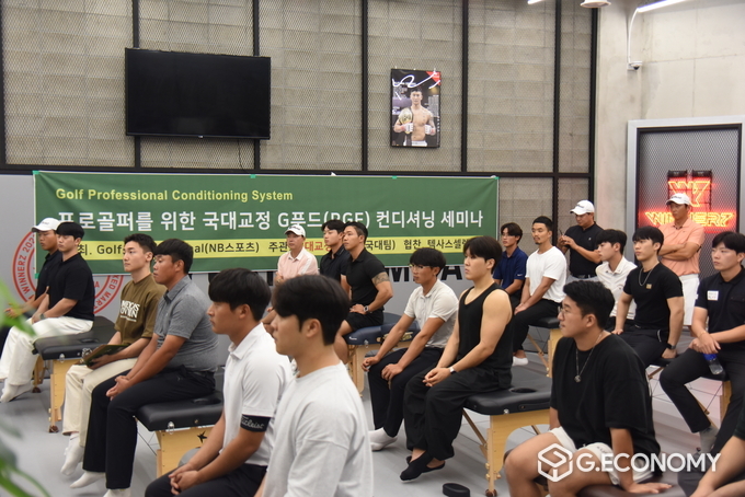 체험에 앞서 소개말에 집중하는 참가자들. 이때까지 우린 미처 몰랐다.