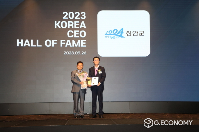 26일 ‘대한민국 CEO 명예의 전당’에서 공공(지역 브랜드)부문 수상 후 기념 촬영을 하고 있다. (왼쪽부터 산업정책연구원 박기찬 원장과 박우량 신안군수)_신안군 제공