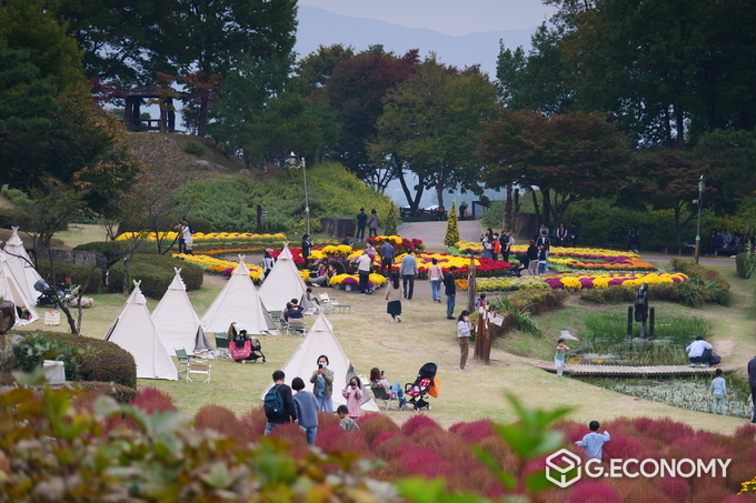 용인특례시가 다음 달 14일부터 15일까지 용인농촌테마파크에서 도농어울림 행사를 개최한다. 사진은 지난 봄 열렸던 행사 모습.(용인시 제공)